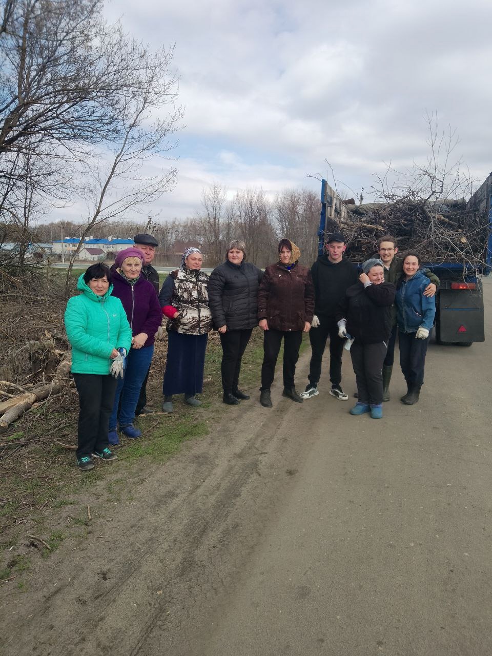 В День космонавтики жители Малой Екатериновки провели массовый субботник.