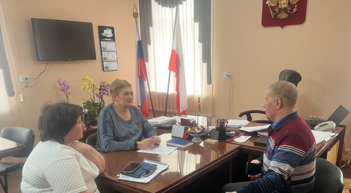 На прием к главе Екатериновского района обратилось 6 жителей..