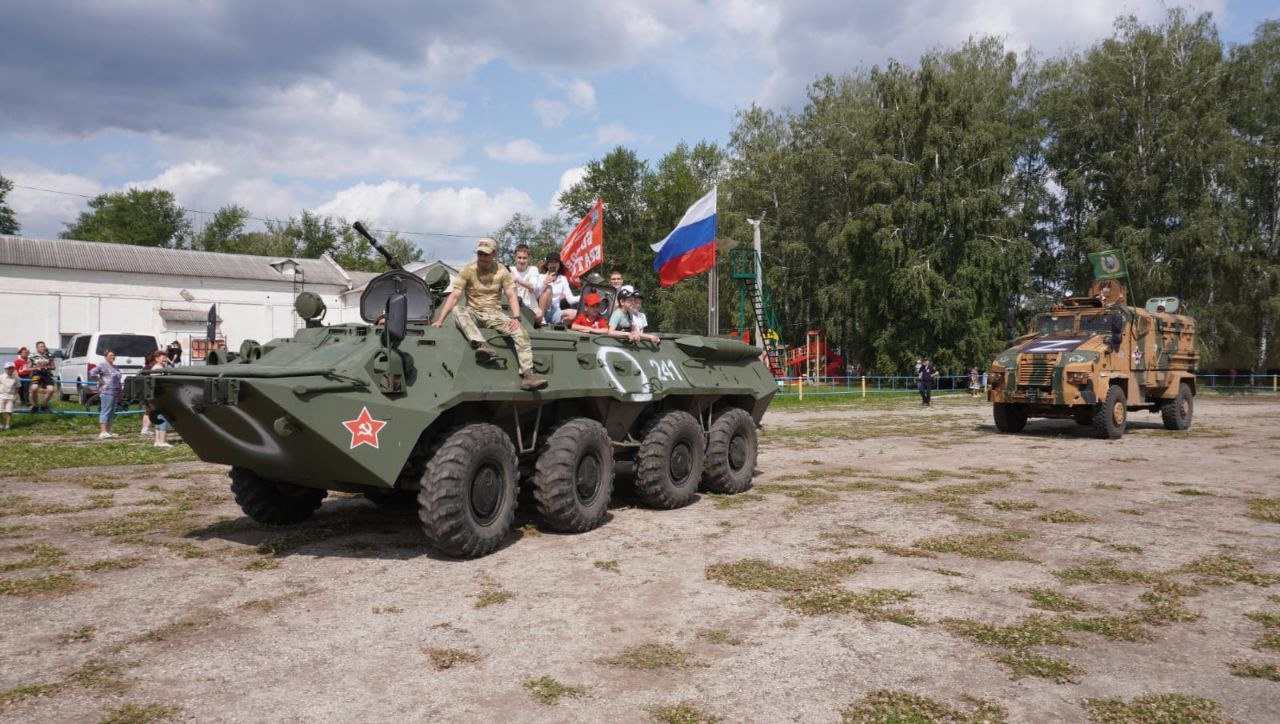 Научно-производственное предприятие «Солитон», совместно со специальным отрядом быстрого реагирования «Волкодав» города Саратова посетил р.п. Екатериновка на праздник День России.