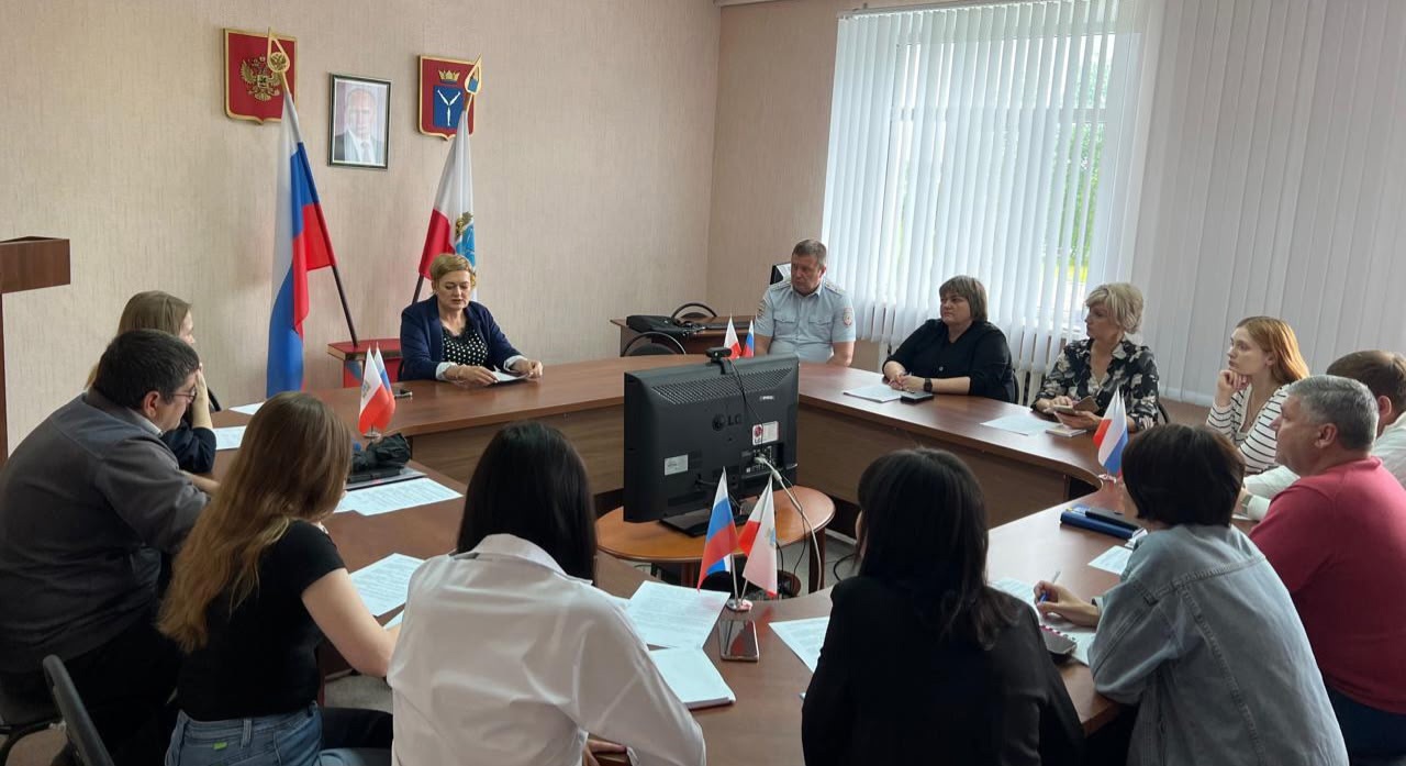 Сегодня под председательством главы района Светланы Байрак состоялось очередное заседание межведомственной комиссии по профилактике правонарушений на территории Екатериновского района..