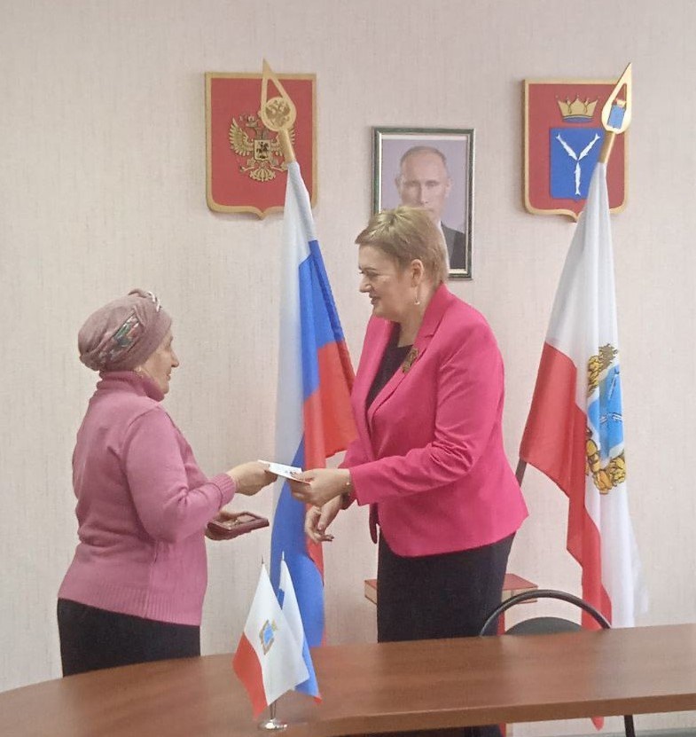 Юбилейная медаль труженика тыла Николая Фёдоровича Козлова вручена его дочери.