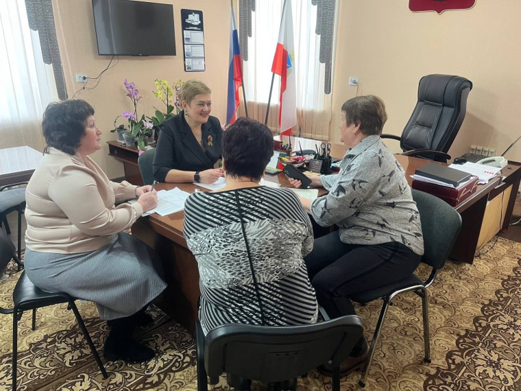 На еженедельный прием к главе Екатериновского района обратилось 5 жителей. На еженедельный прием к главе Екатериновского района обратилось 5 жителей.